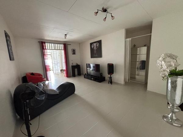 MAISON T4 JUMELEE AVEC  JARDIN;