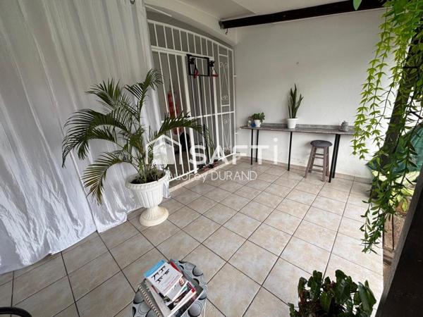 MAISON T4 JUMELEE AVEC  JARDIN;