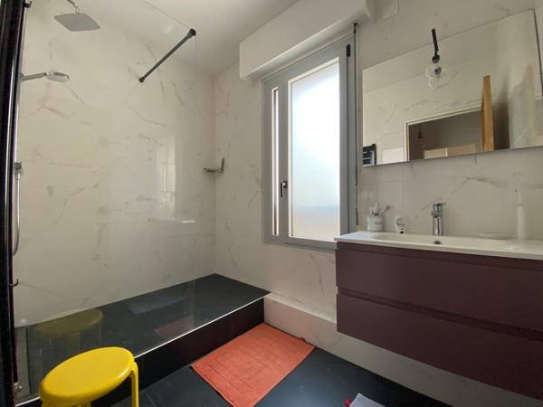 BARRIERE DU MEDOC / T3 TRAVERSANT 85m2 LUMINEUX RENOVE, BELLES PRESTATIONS / RESIDENCE VERDOYANTE / CAVE ET PARKING EN SOUS SOL !