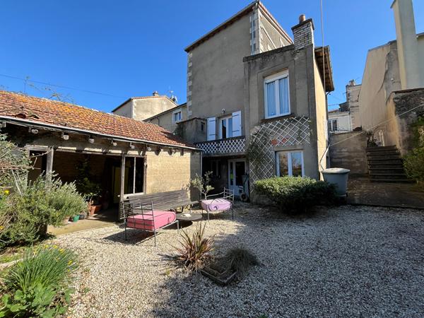 Maison de charme en plein coeur de Poitiers – 5 chambres, jardin et stationnement