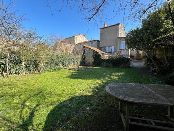 Maison de charme en plein coeur de Poitiers – 5 chambres, jardin et stationnement