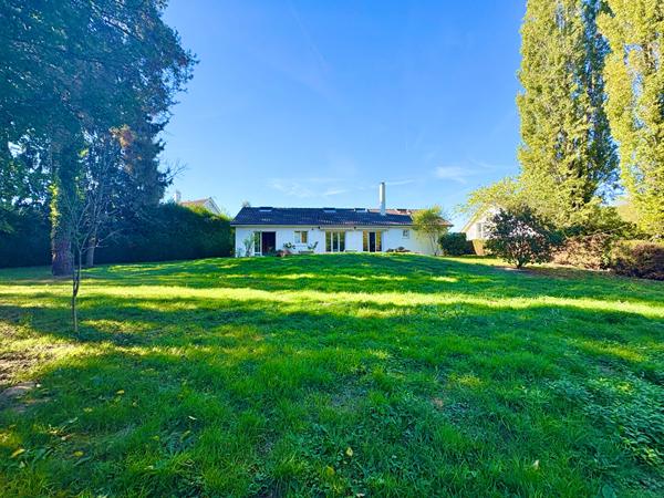 Maison Plaisir 6 pièces 145 m2 DE PLAIN-PIED AVEC COMBLES AMENAGÉS 1700 m² de terrain !!