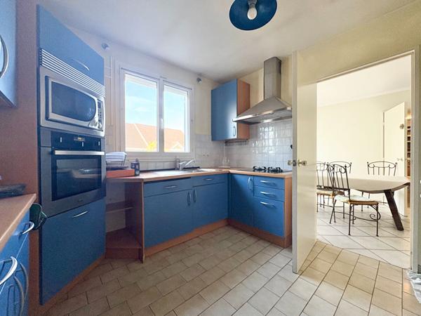 Maison Plaisir 6 pièces 145 m2 DE PLAIN-PIED AVEC COMBLES AMENAGÉS 1700 m² de terrain !!