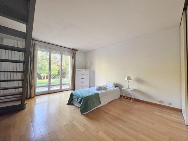 Maison Plaisir 6 pièces 145 m2 DE PLAIN-PIED AVEC COMBLES AMENAGÉS 1700 m² de terrain !!