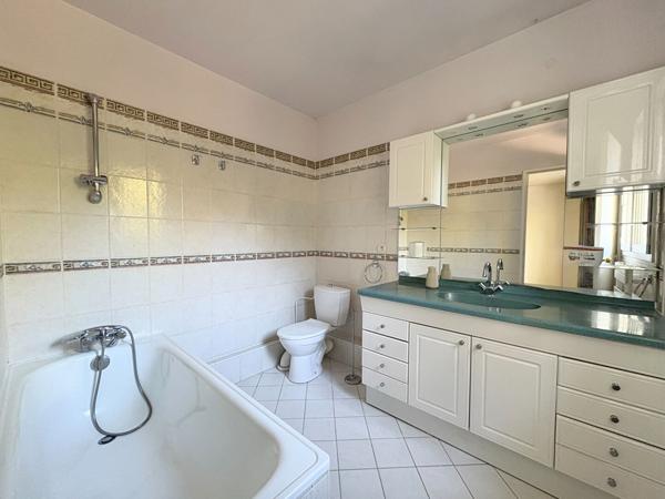 Maison Plaisir 6 pièces 145 m2 DE PLAIN-PIED AVEC COMBLES AMENAGÉS 1700 m² de terrain !!