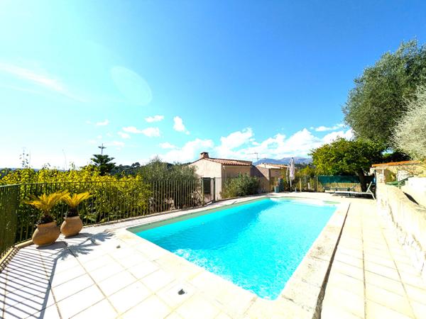 Rare à la vente : villa au calme avec terrain de 1000 m² et vue mer