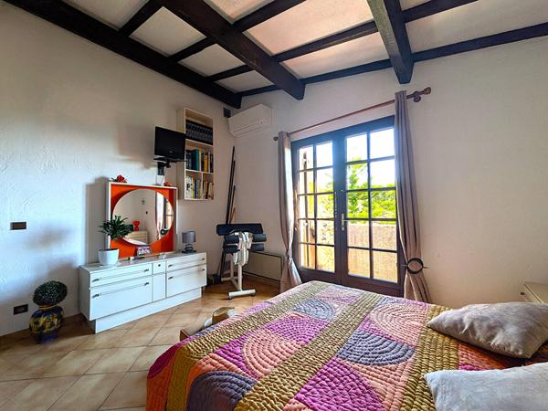 Rare à la vente : villa au calme avec terrain de 1000 m² et vue mer