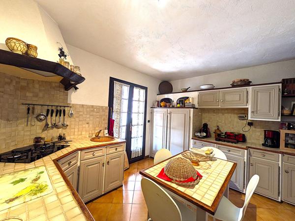 Rare à la vente : villa au calme avec terrain de 1000 m² et vue mer