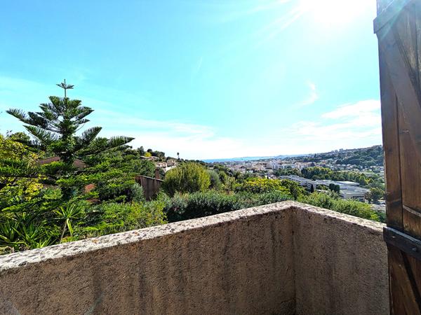 Rare à la vente : villa au calme avec terrain de 1000 m² et vue mer