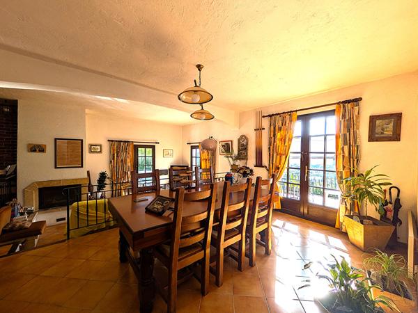 Rare à la vente : villa au calme avec terrain de 1000 m² et vue mer