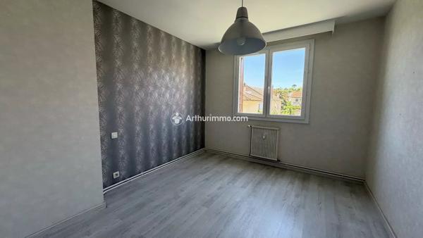 Vente                                                      Appartement
                        
                     4 pièces                      79 m2                     à Millau