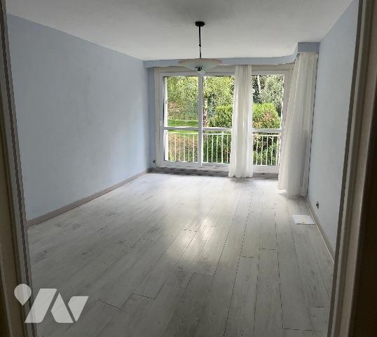 St-Etienne Haut Jomayère F4  ds parc arboré 80 m2+ parking + cave bon état général prix 95 000 euros