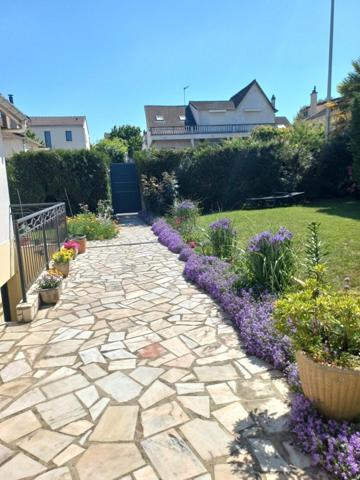 CHARMANTE MAISON DE 75 M2 HABITABLE (95 M2 AU SOL) SUR 335 M2 DE PARCELLE SITUEE AU PARC DE LA CLOCHE A ORLY