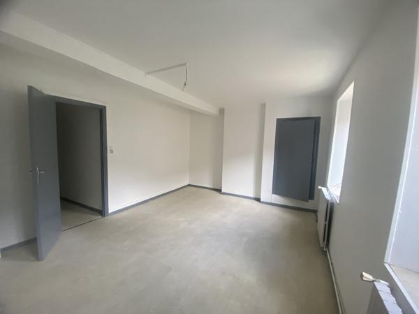 Centre-Ville Limoux, immeuble composé de 2 appartements libres.