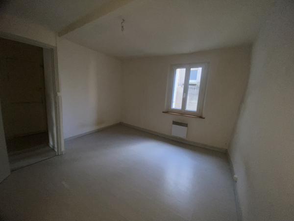 Centre-Ville Limoux, immeuble composé de 2 appartements libres.