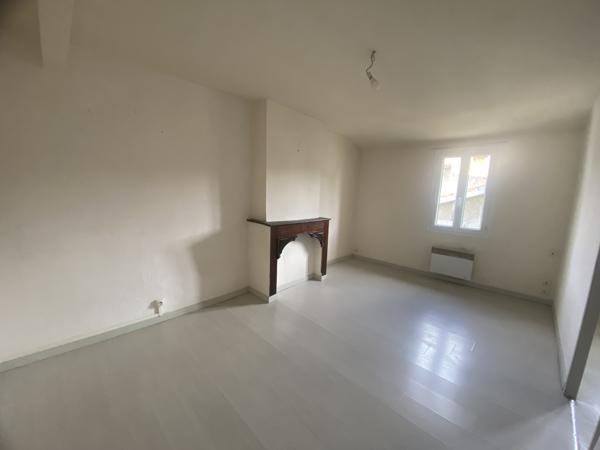 Centre-Ville Limoux, immeuble composé de 2 appartements libres.