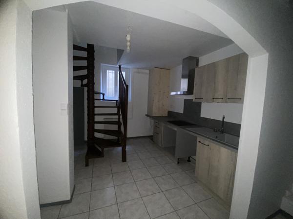 Centre-Ville Limoux, immeuble composé de 2 appartements libres.