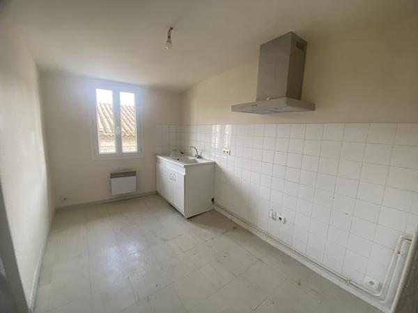 Centre-Ville Limoux, immeuble composé de 2 appartements libres.