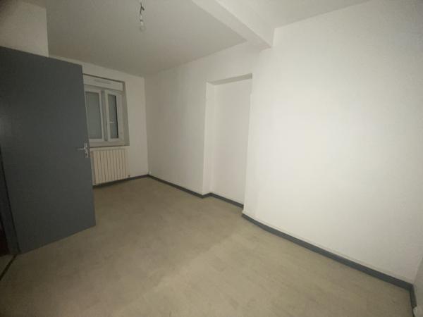 Centre-Ville Limoux, immeuble composé de 2 appartements libres.