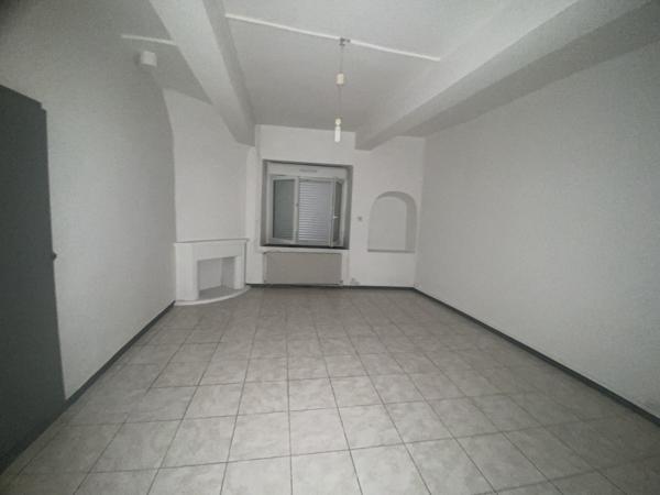Centre-Ville Limoux, immeuble composé de 2 appartements libres.