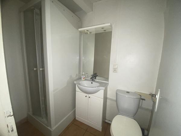 Centre-Ville Limoux, immeuble composé de 2 appartements libres.