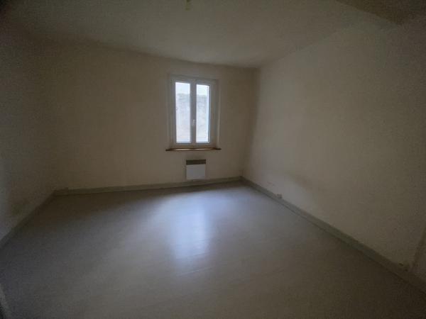 Centre-Ville Limoux, immeuble composé de 2 appartements libres.