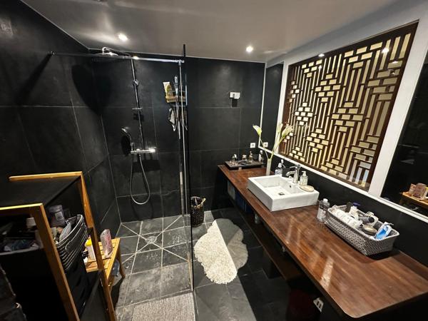 À VENDRE   Comme une maison en plein Paris ! Rue de Rodier