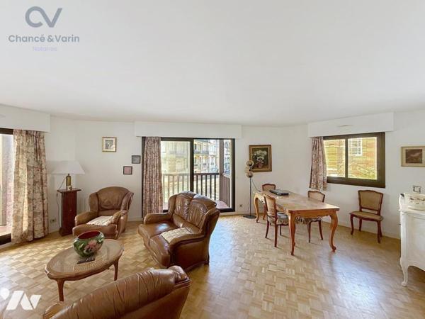 DEAUVILLE – CENTRE VILLE PROCHE PLAGE – 3 PIÈCES AVEC BALCONS – ASCENSEUR – CAVE