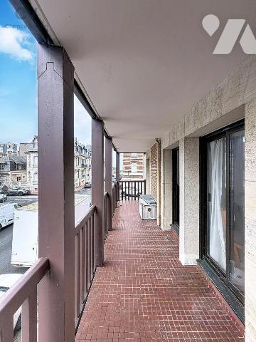 DEAUVILLE – CENTRE VILLE PROCHE PLAGE – 3 PIÈCES AVEC BALCONS – ASCENSEUR – CAVE