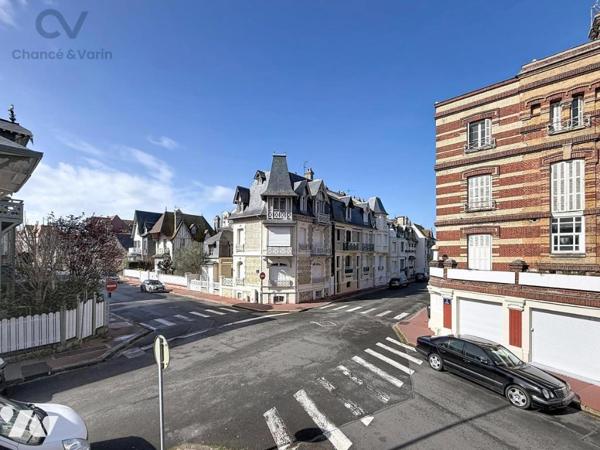 DEAUVILLE – CENTRE VILLE PROCHE PLAGE – 3 PIÈCES AVEC BALCONS – ASCENSEUR – CAVE