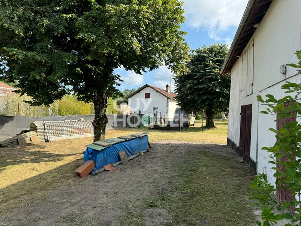 Grange d'environ 200m à restaurer à Bias sur 1004 m2 de terrain