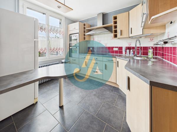 Nevers (58000) Maison de ville, 3 chambres, sous-sol complet et dépendances sur terrain clos.