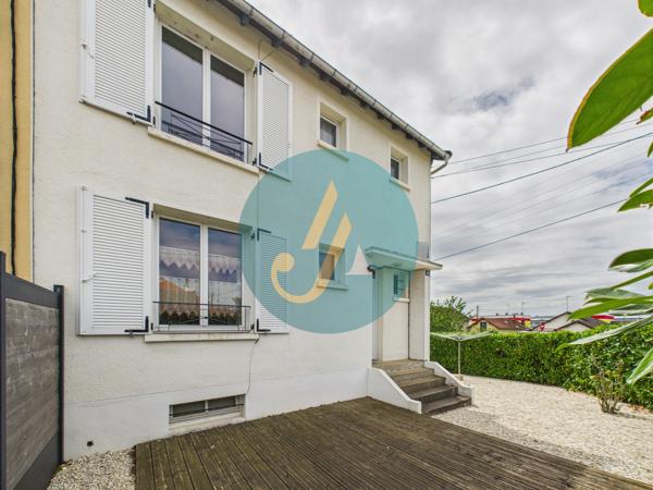 Nevers (58000) Maison de ville, 3 chambres, sous-sol complet et dépendances sur terrain clos.