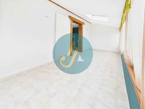 Nevers (58000) Maison de ville, 3 chambres, sous-sol complet et dépendances sur terrain clos.