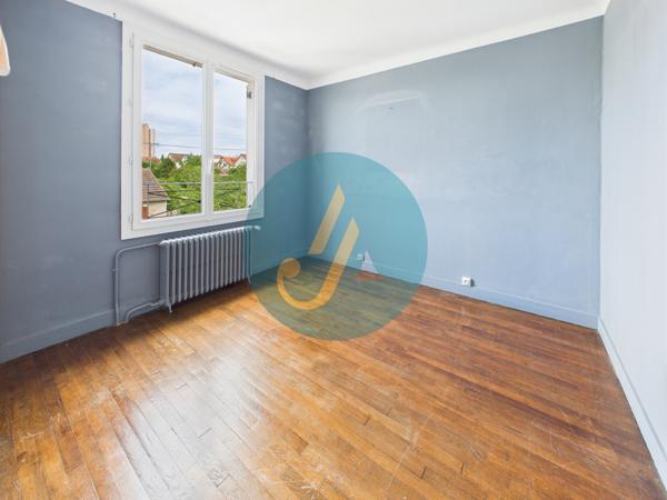 Nevers (58000) Maison de ville, 3 chambres, sous-sol complet et dépendances sur terrain clos.