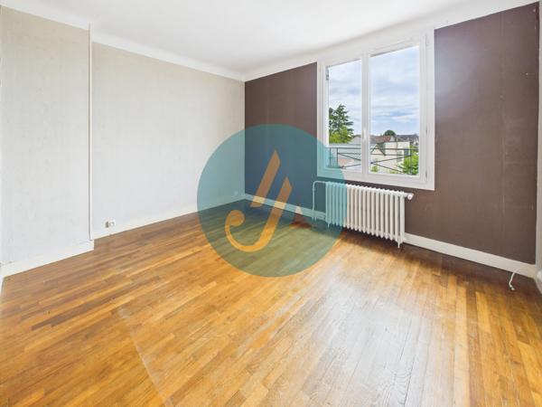 Nevers (58000) Maison de ville, 3 chambres, sous-sol complet et dépendances sur terrain clos.