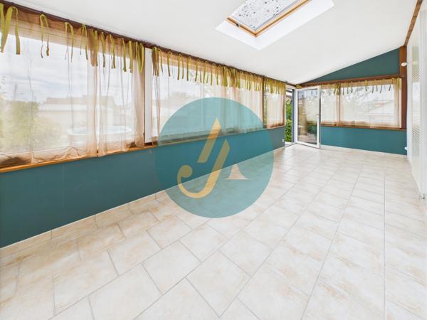 Nevers (58000) Maison de ville, 3 chambres, sous-sol complet et dépendances sur terrain clos.