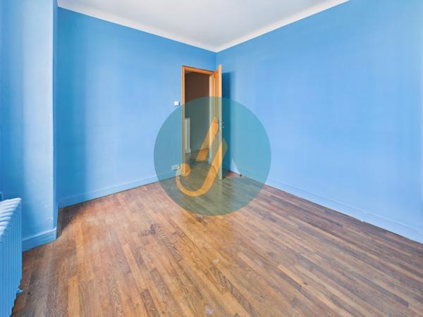 Nevers (58000) Maison de ville, 3 chambres, sous-sol complet et dépendances sur terrain clos.