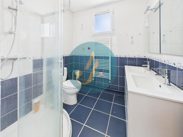 Nevers (58000) Maison de ville, 3 chambres, sous-sol complet et dépendances sur terrain clos.