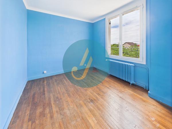 Nevers (58000) Maison de ville, 3 chambres, sous-sol complet et dépendances sur terrain clos.