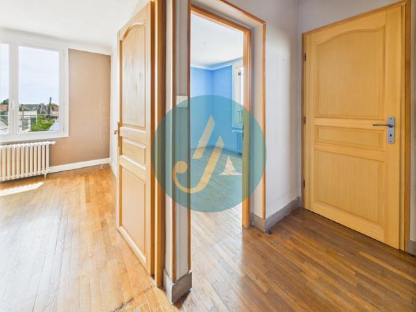 Nevers (58000) Maison de ville, 3 chambres, sous-sol complet et dépendances sur terrain clos.