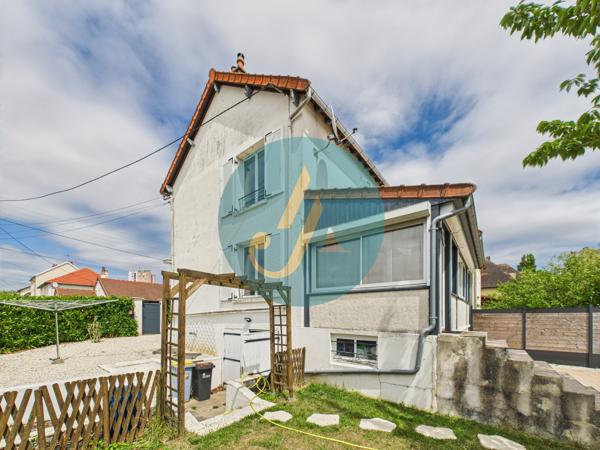 Nevers (58000) Maison de ville, 3 chambres, sous-sol complet et dépendances sur terrain clos.