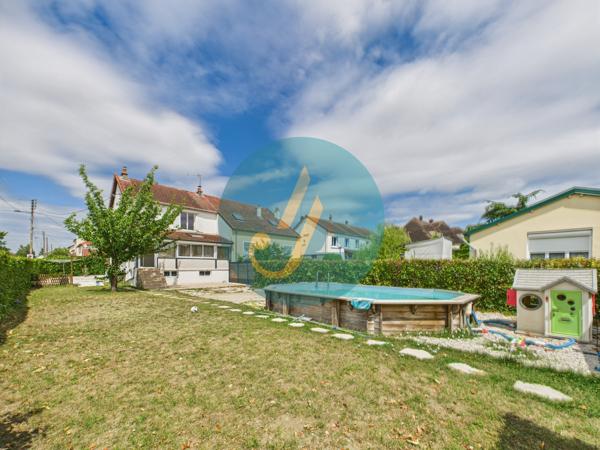 Nevers (58000) Maison de ville, 3 chambres, sous-sol complet et dépendances sur terrain clos.