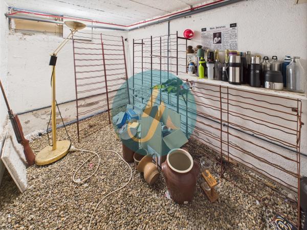 Nevers (58000) Maison de ville, 3 chambres, sous-sol complet et dépendances sur terrain clos.