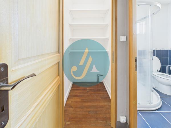 Nevers (58000) Maison de ville, 3 chambres, sous-sol complet et dépendances sur terrain clos.