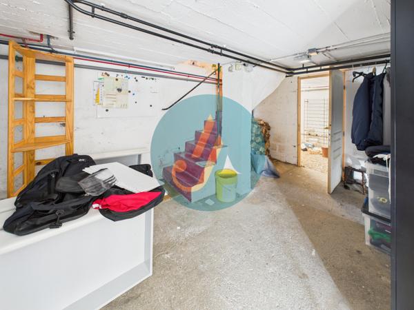 Nevers (58000) Maison de ville, 3 chambres, sous-sol complet et dépendances sur terrain clos.