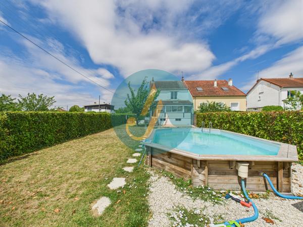 Nevers (58000) Maison de ville, 3 chambres, sous-sol complet et dépendances sur terrain clos.