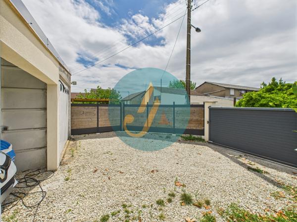 Nevers (58000) Maison de ville, 3 chambres, sous-sol complet et dépendances sur terrain clos.