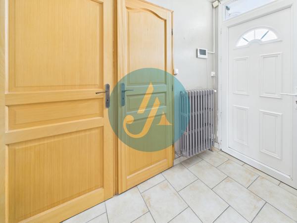 Nevers (58000) Maison de ville, 3 chambres, sous-sol complet et dépendances sur terrain clos.