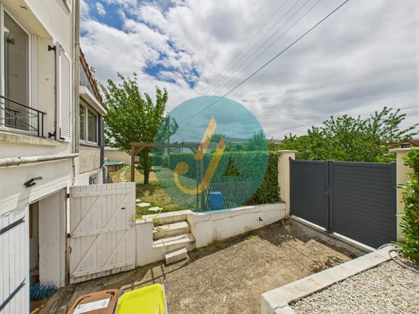 Nevers (58000) Maison de ville, 3 chambres, sous-sol complet et dépendances sur terrain clos.